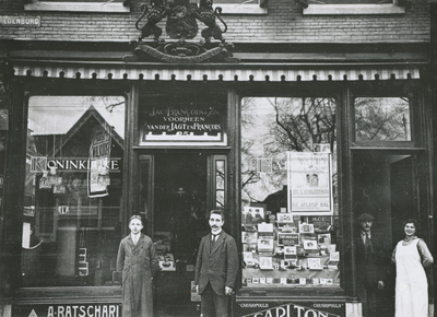874823 Gezicht op de winkelpui van de winkel van de Koninklijke Nederlandsche Tabaks- en Sigarenfabriek Jac. François ...